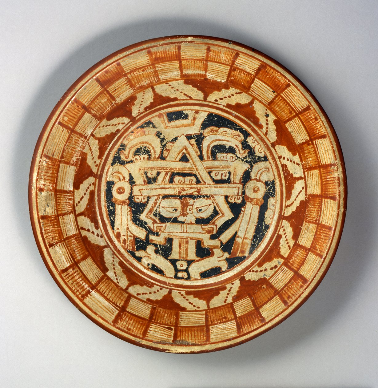 Plaka, c.600-800 (beyaz astar üzerine kırmızı, turuncu ve siyah seramik) by Mayan