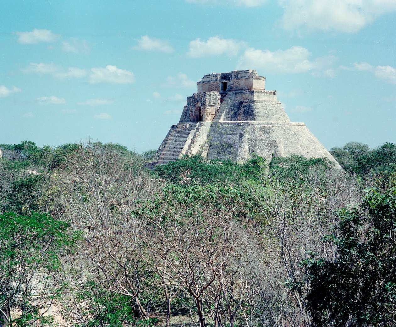 Ön Kolomb uygarlığı: Uxmal antik Maya başkenti, Puuc tarzı yerinde üst tapınağın görünümü. Kuzey Yucatan 600-900 AD. Meksika by Mayan