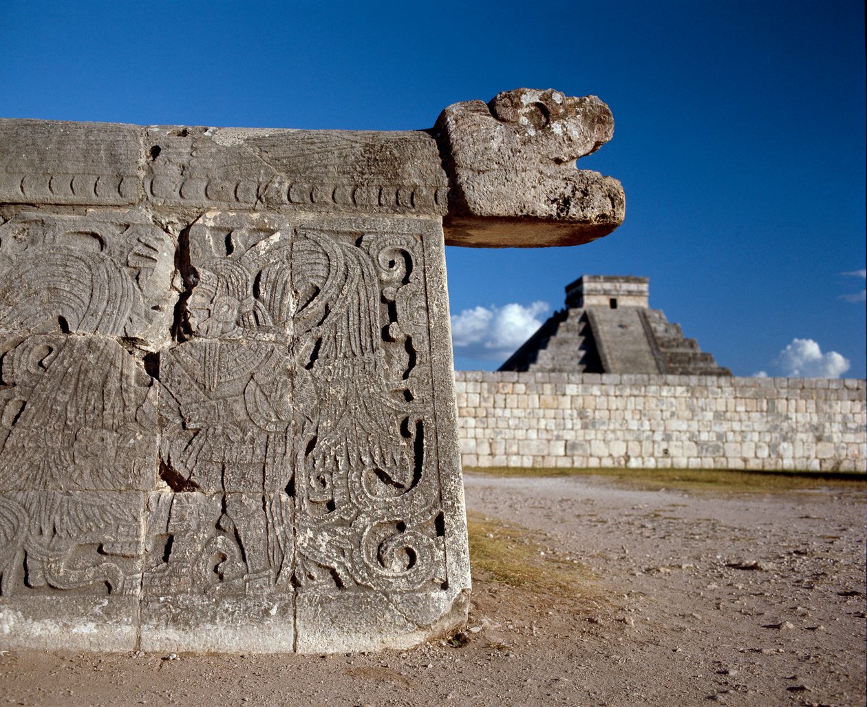 Büyük top oyun alanı ve arka planda castillo, 750-1200 by Mayan