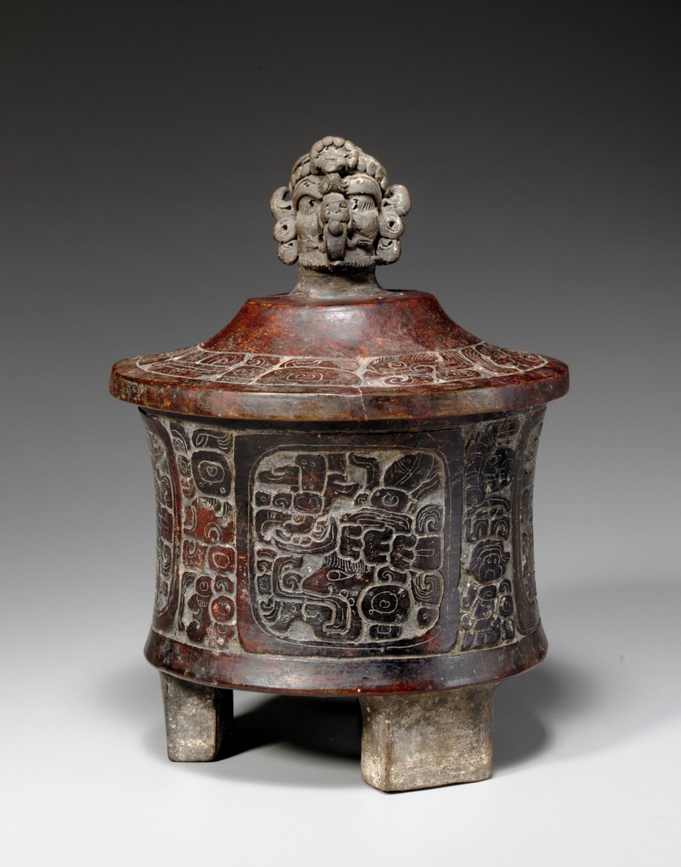 Maya kapaklı ve oymalı üç ayaklı kap, c.250-450 by Mayan Mayan