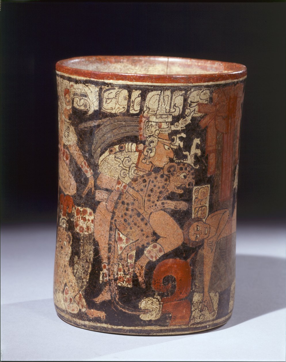 Kurban sahneli silindirik kap, MS 600–850 civarı (seramik ve pigmentler) by Mayan Mayan