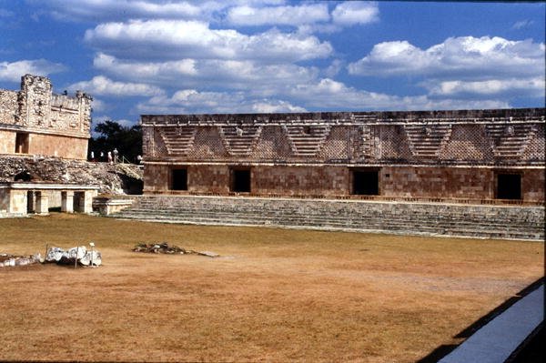 Manastır Dörtgeni Doğu Binası, Geç Klasik Maya, MS 700-900 dolayları (fotoğraf) by Mayan Mayan