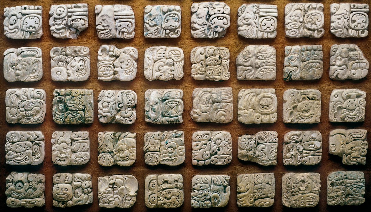 Farklı gliflerden (oyulmuş taşlar) oluşan Maya takvimi (320-1697) by Mayan Mayan