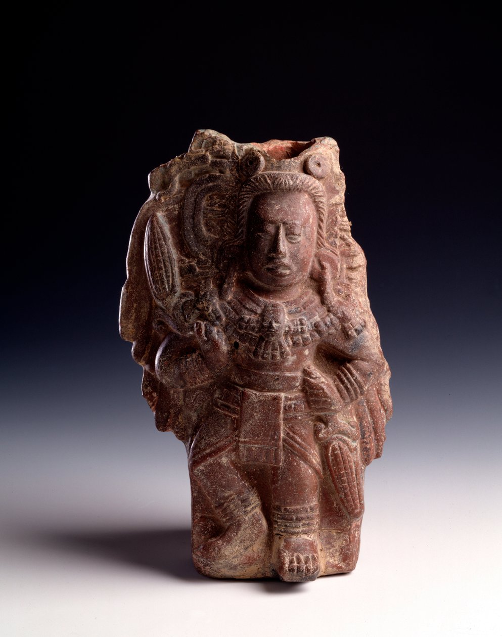 Kolomb öncesi sanat, Maya uygarlığı, klasik dönem: mısırla ilişkili bir tanrıçayı temsil eden antropomorfik kil heykelciği, ıslık işlevine sahiptir. Alta Verapaz, Guatemala