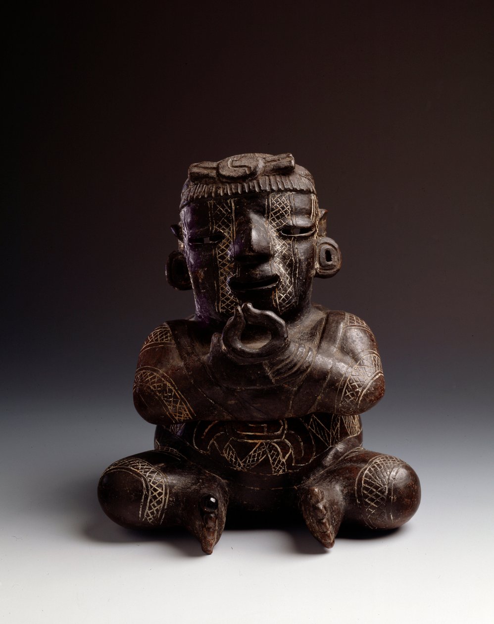 Kolomb öncesi sanat, Maya uygarlığı, ilk dönem: bir daire şeklinde birleştirilmiş ellerle oturan bir adamı tasvir eden antropomorfik kil vazo. Guatemala, Uaxactun