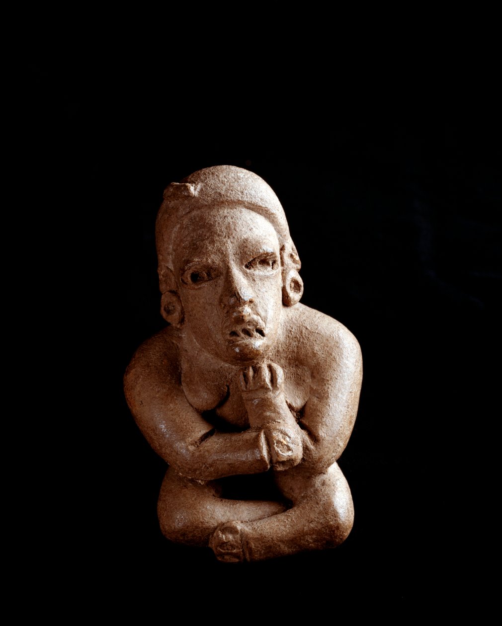 Kolomb öncesi sanat, Maya uygarlığı, klasik öncesi dönem: oturan, kollarını ve bacaklarını çaprazlamış bir kadını betimleyen kil heykelcik. San Agustin Acasaguastlan El Progeso, Guatemala