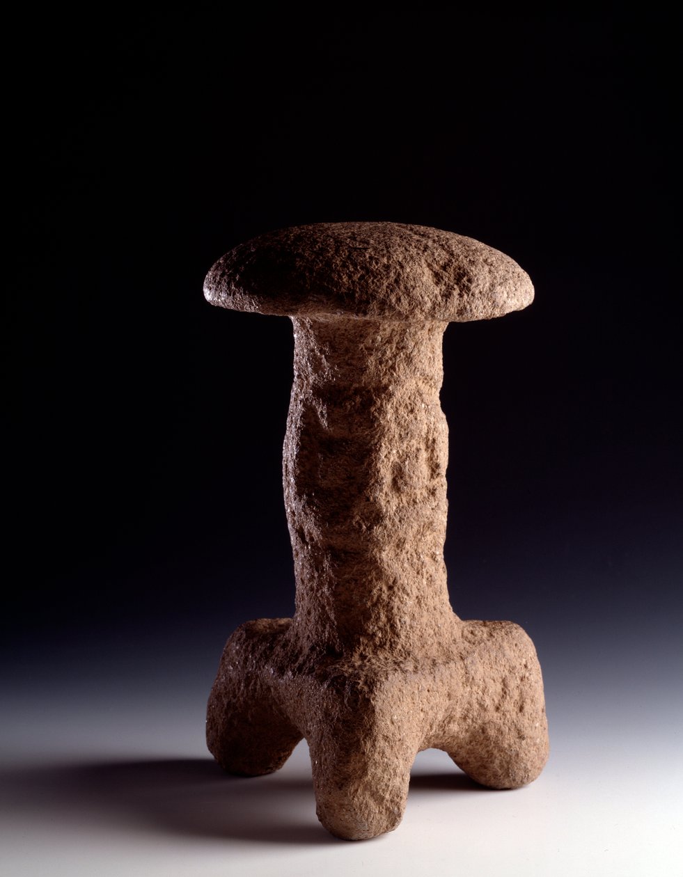 Kolomb öncesi sanat, Maya uygarlığı, klasik dönem: tripod mantarı şeklinde taş heykel. Chimaltenango, Guatemala