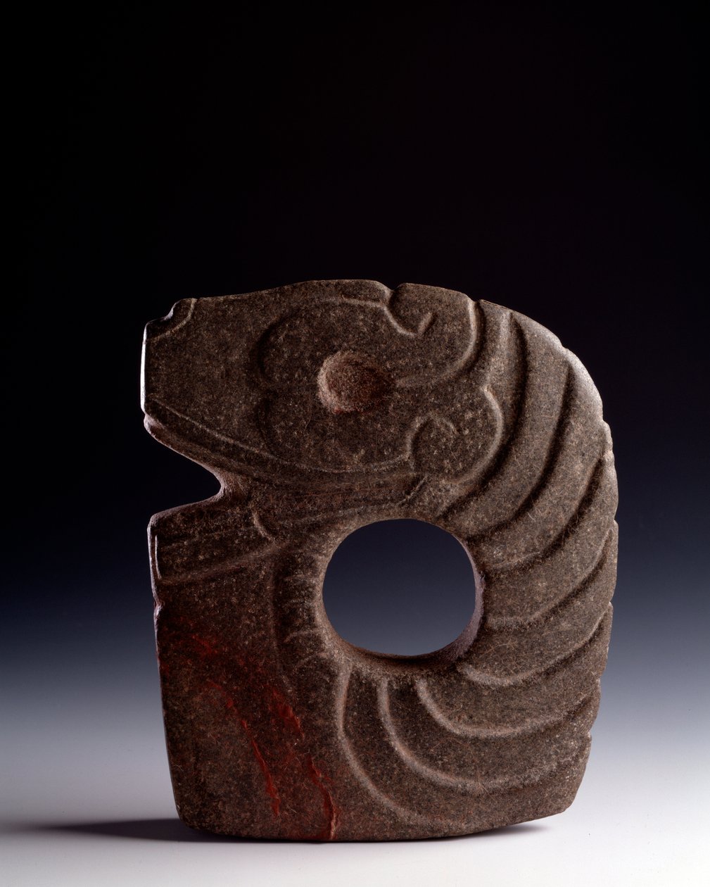 Kolomb öncesi sanat, Maya uygarlığı, klasik dönem: stilize edilmiş bir yılanı temsil eden oymalı taştan zoomorfik balta. Bolivya, Escuintla, Guatemala