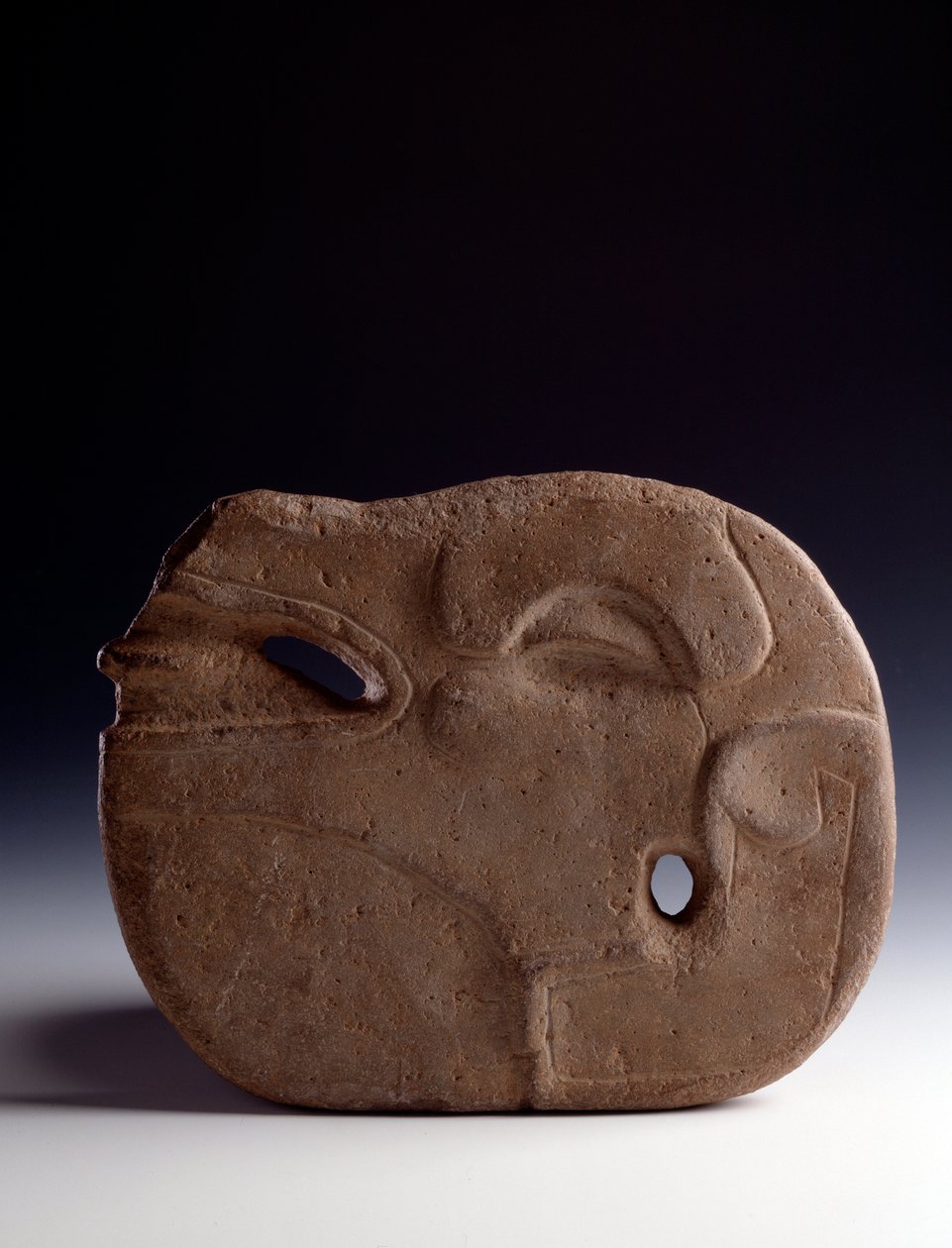 Kolomb öncesi sanat, Maya uygarlığı, klasik dönem: bir geyiğin başını temsil eden oymalı taştan zoomorfik balta. karartmak 26,5 x genişlik 19,5 cm Guatemala, Museo Nazionale di Archeologia ve Etnologia by Mayan Mayan