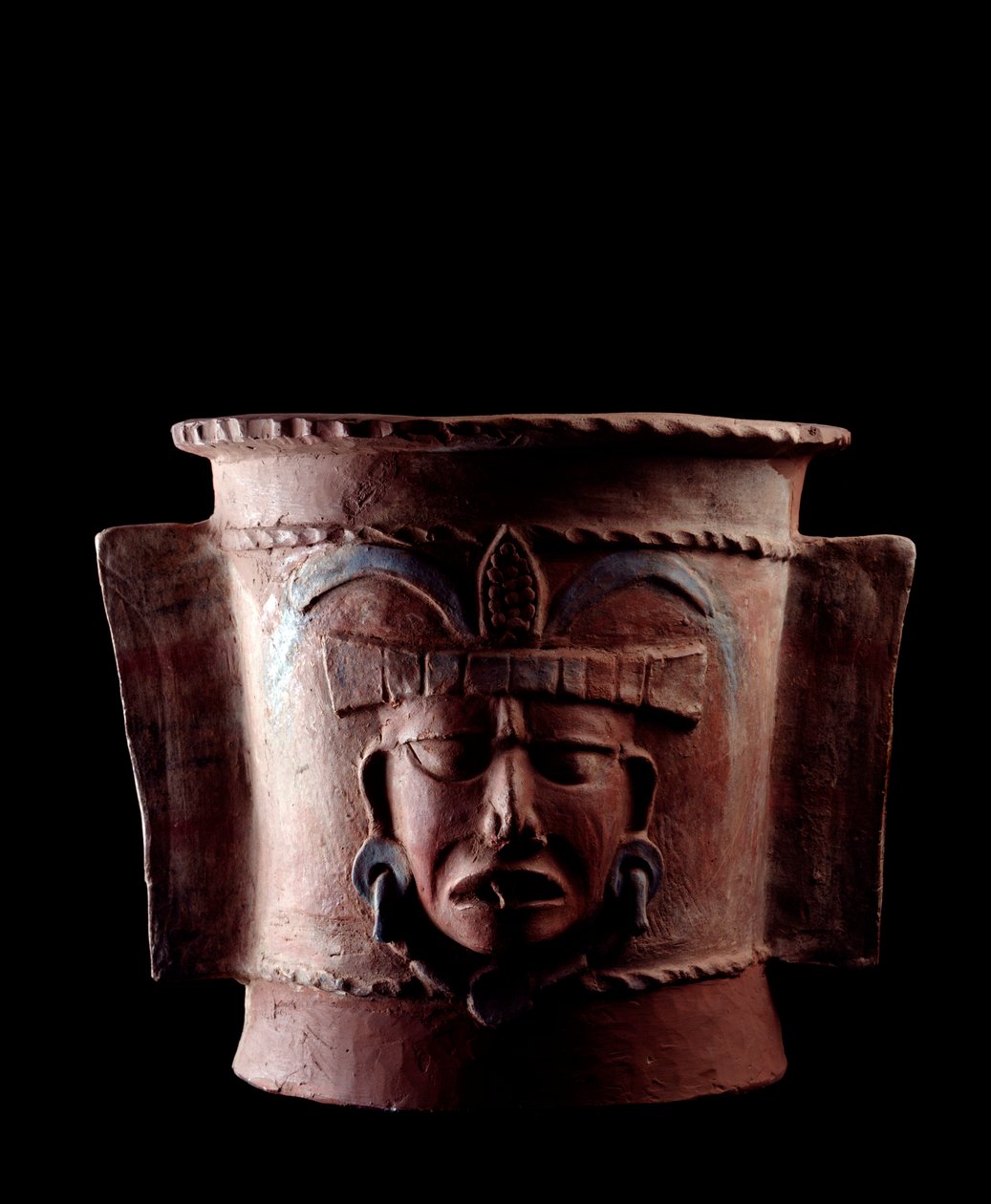 Kolomb öncesi sanat, Maya uygarlığı, geç klasik dönem: bir insan yüzünün kil dekorlu silindirik mezar vazosu. Quiche, Guatemala