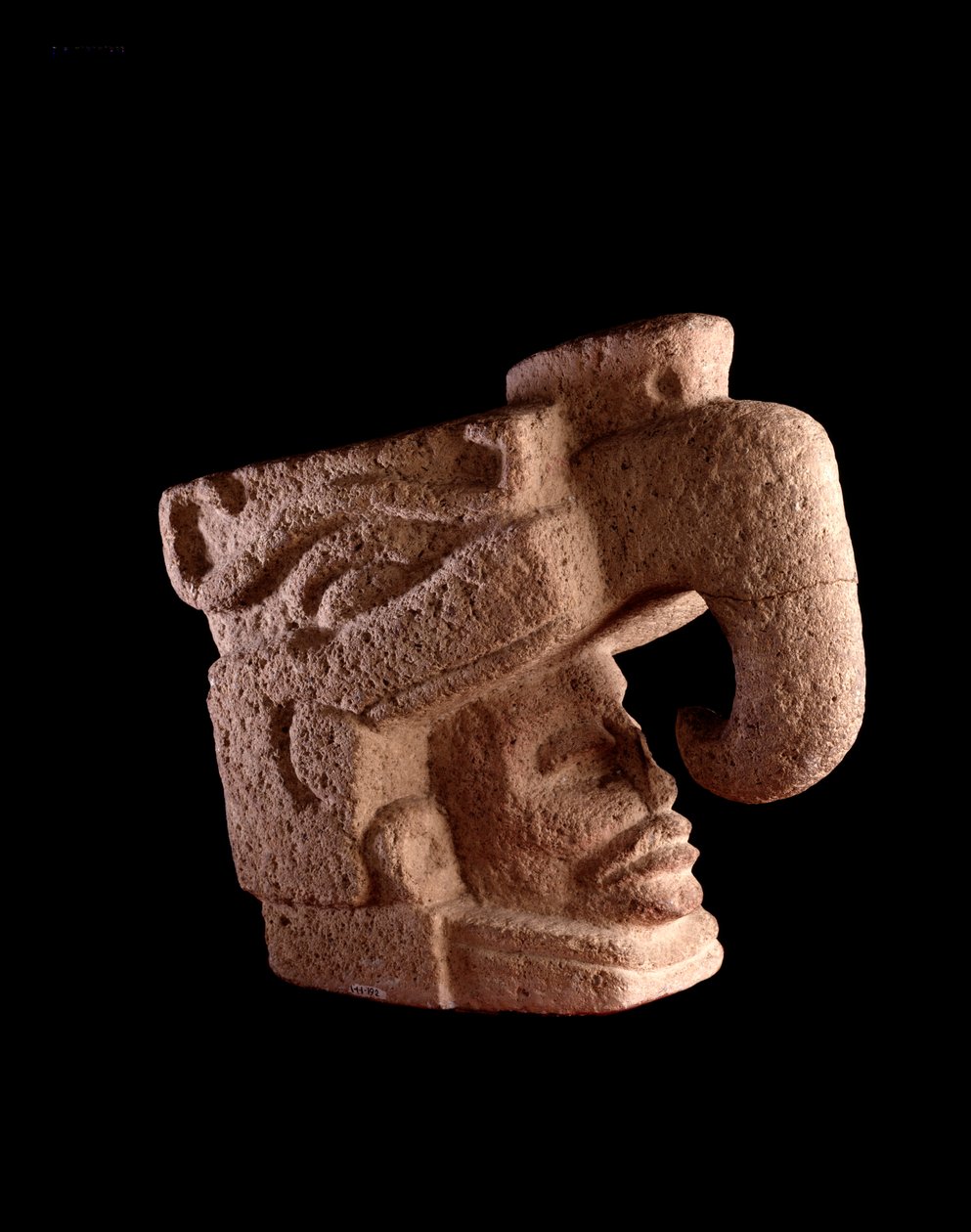 Kolomb öncesi sanat, Maya uygarlığı, klasik öncesi dönem: göksel kuşa benzeyen zoomorfik bir tanrının ağzından yükselen bir adamın kafasını betimleyen taş heykel. karartmak 38 x genişlik. 46 cm Guatemala, Museo Nazionale di Archeologia e Etnologia - Pre-C by Mayan Mayan