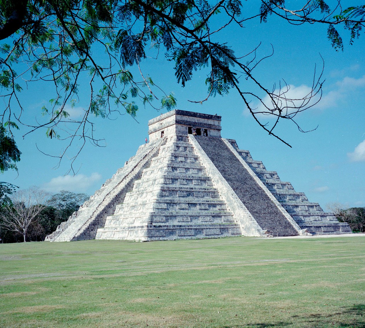 Kolomb öncesi medeniyet: Yucatan bölgesindeki Chichen Itza bölgesinin görünümü. Maya uygarlığı, klasik dönem ve Maya rönesansı, MS 750-1200. Meksika by Mayan Mayan