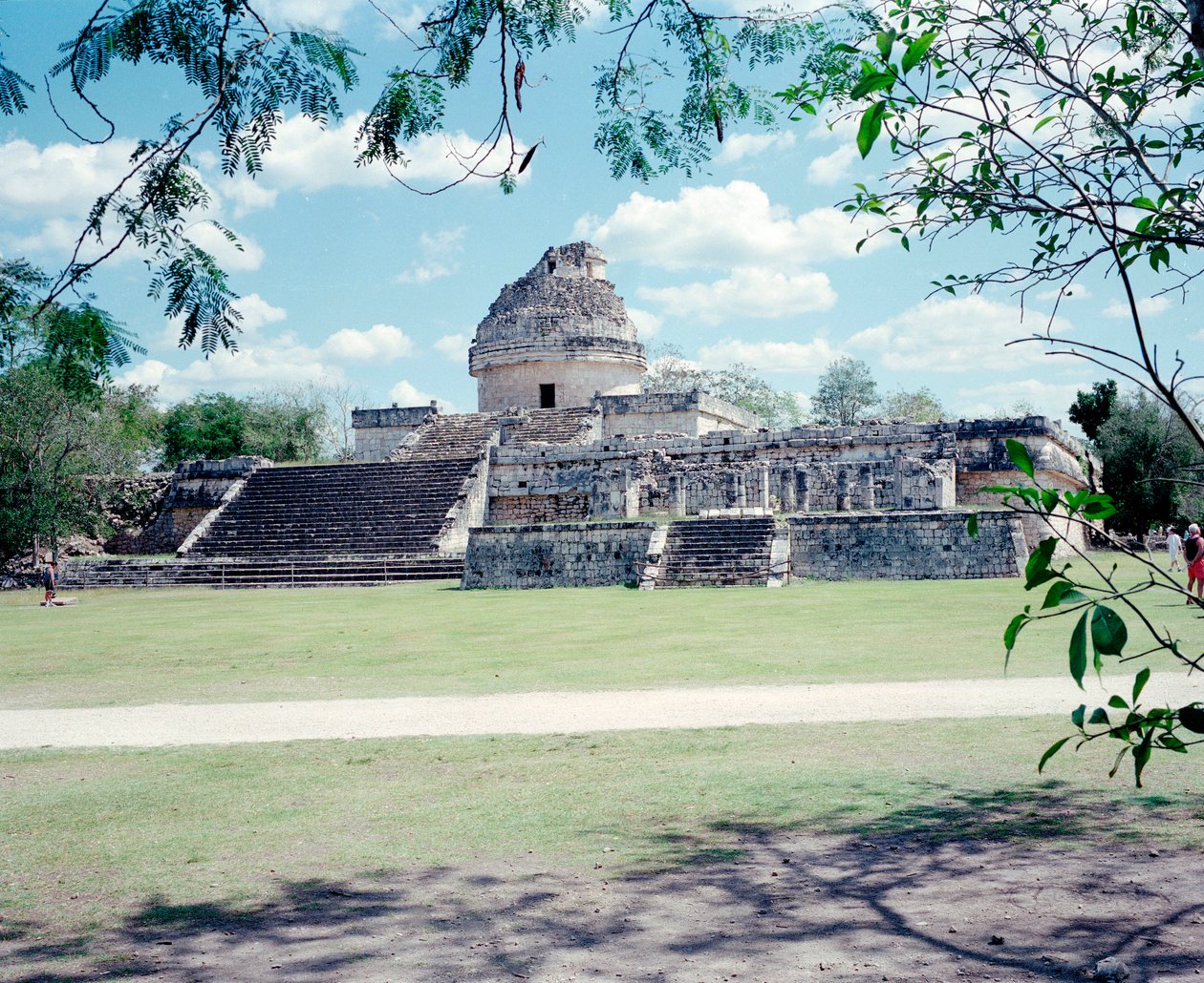 Kolomb öncesi medeniyet: Yucatan bölgesindeki Chichen Itza bölgesinin görünümü. Maya uygarlığı, klasik dönem ve Maya rönesansı, MS 750-1200. Meksika by Mayan Mayan