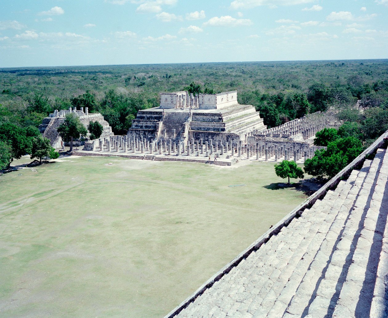 Kolomb öncesi medeniyet: Yucatan bölgesindeki Chichen Itza bölgesinin görünümü. Maya uygarlığı, klasik dönem ve Maya rönesansı, MS 750-1200. Meksika by Mayan Mayan