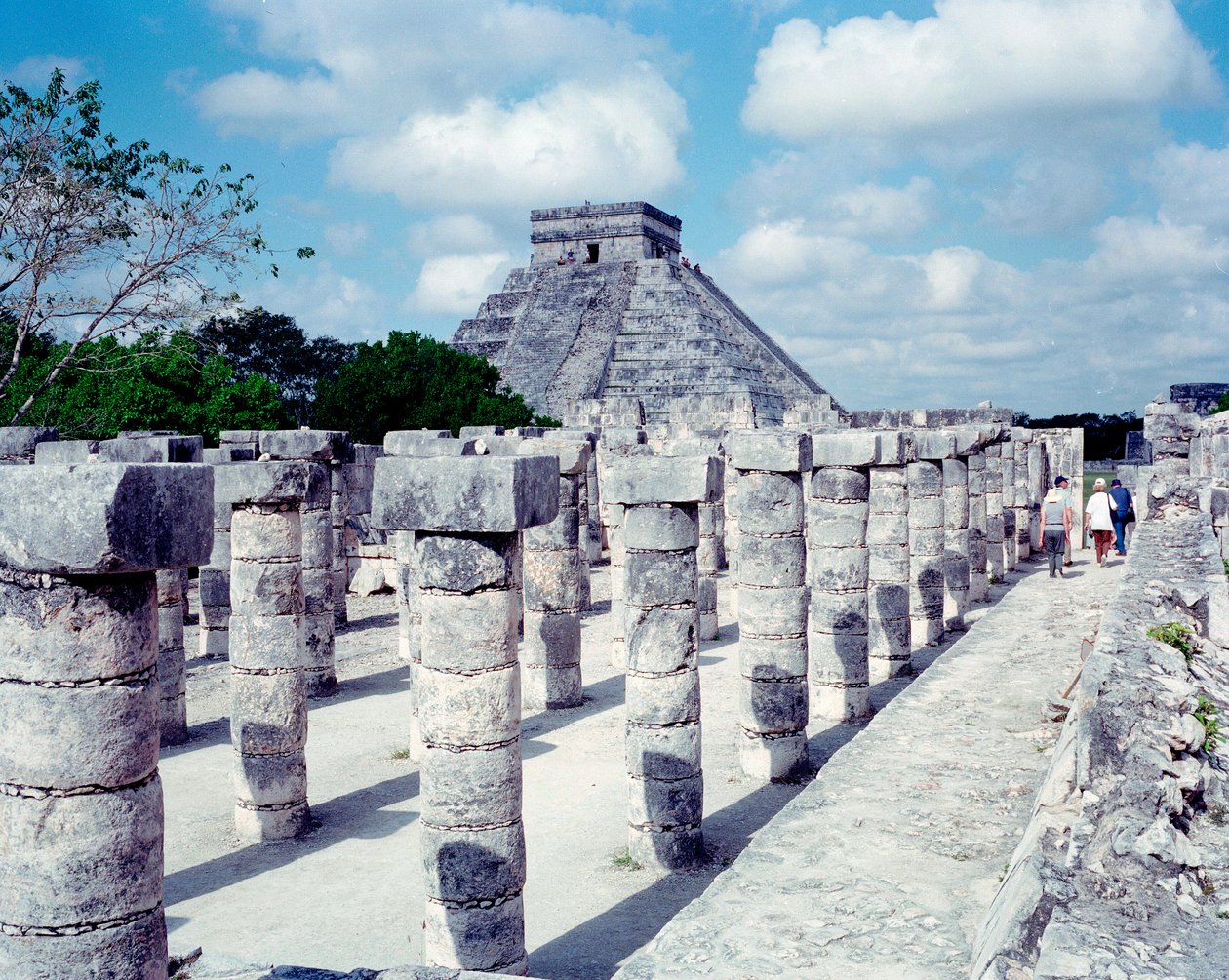 Kolomb öncesi medeniyet: Yucatan bölgesindeki Chichen Itza bölgesinin görünümü. Maya uygarlığı, klasik dönem ve Maya rönesansı, MS 750-1200. Meksika by Mayan Mayan