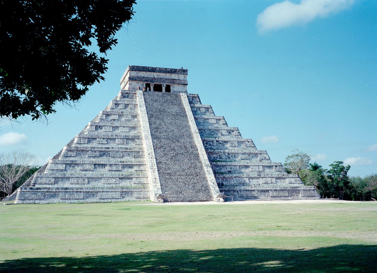 Kolomb öncesi medeniyet: Yucatan bölgesindeki Chichen Itza bölgesinin görünümü. Maya uygarlığı, klasik dönem ve Maya rönesansı, MS 750-1200. Meksika by Mayan Mayan
