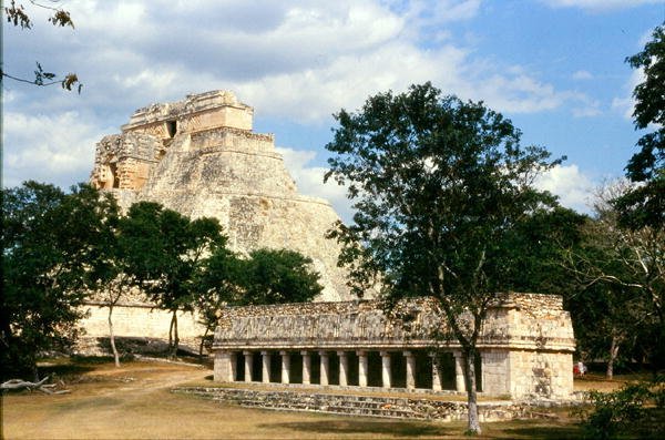 Kuşların Evi ve Müzisyen Piramidi, Geç Klasik Maya, MS 700-900 dolayları (fotoğraf) by Mayan Mayan