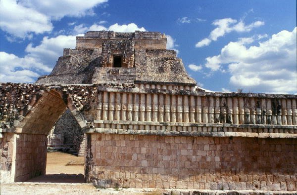 Arkasında Sihirbaz Piramidi ile Kuşların Evi, Geç Klasik Maya, MS 700-900 dolayları (fotoğraf) by Mayan Mayan