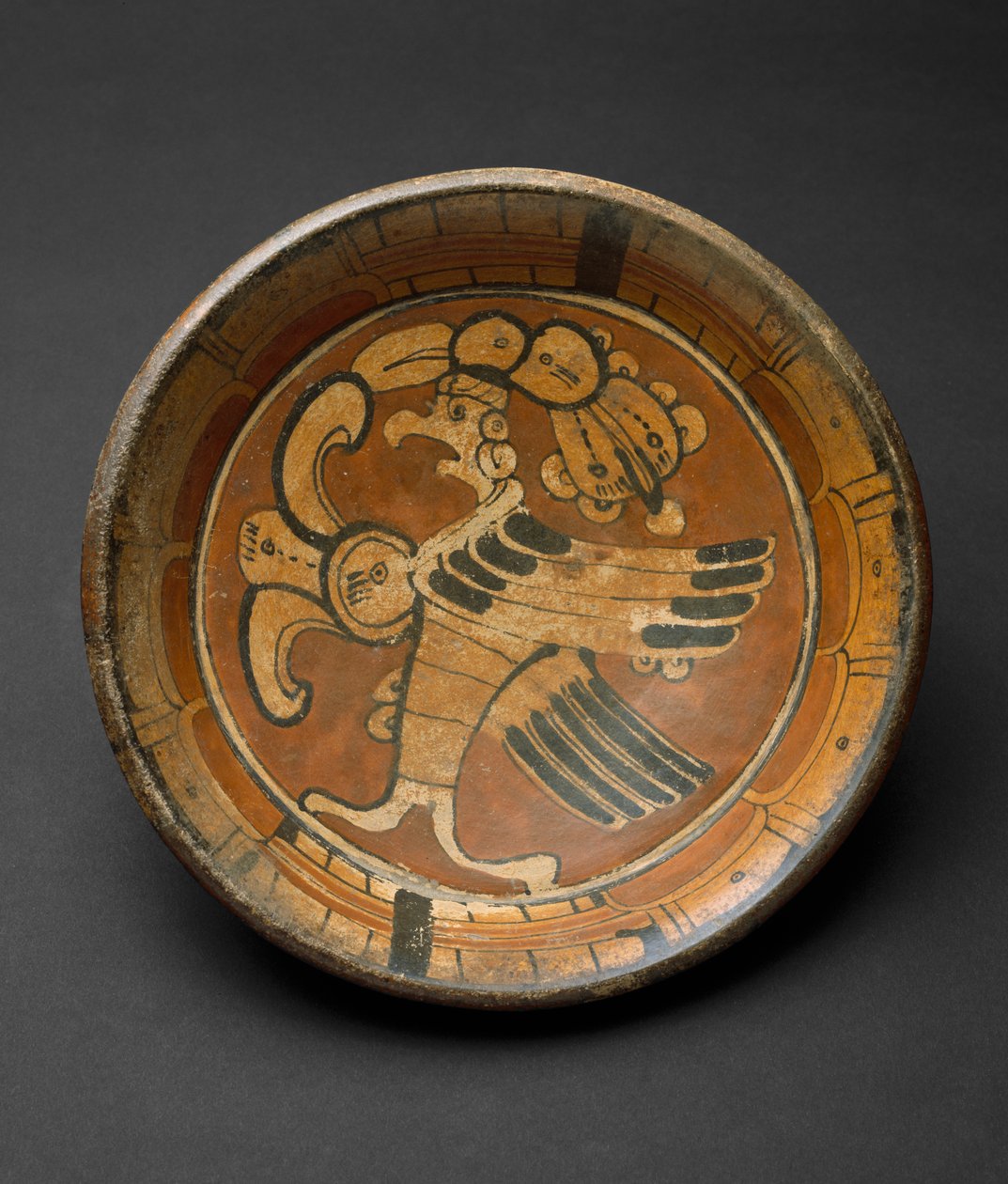 Supernatural Bird ile Tripod Plaka, 550-800 AD (çok renkli astar boya ile toprak kap) by Mayan Mayan