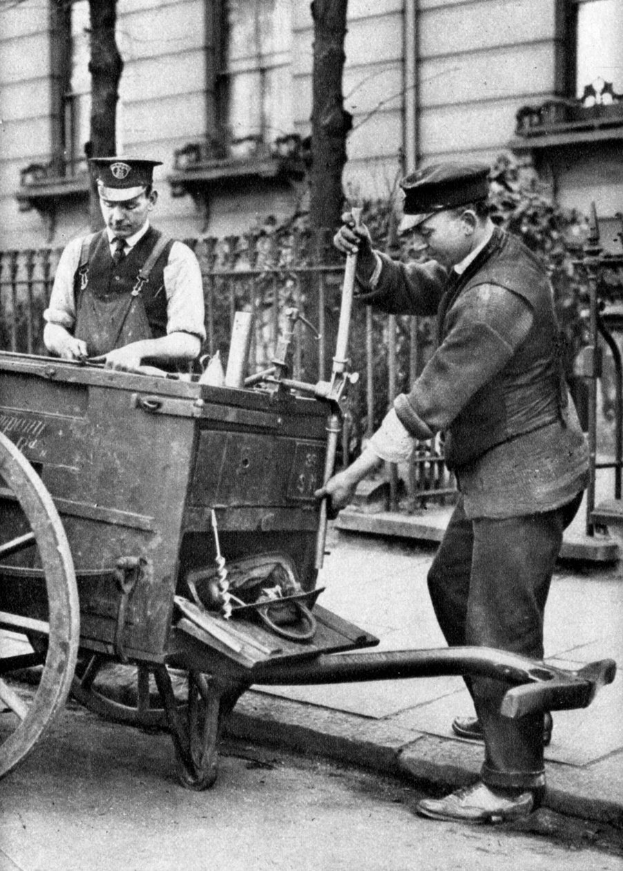 Bir gaz tesisatçısı, Londra, 1926-1927. by McLeish