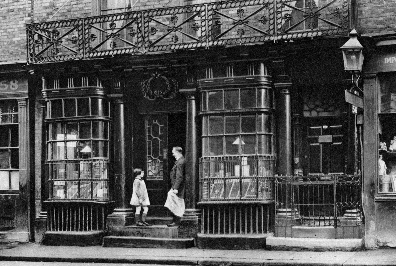 Bir dükkan önü, Topçu Lane, Bishopsgate, Londra, 1926-1927. by McLeish