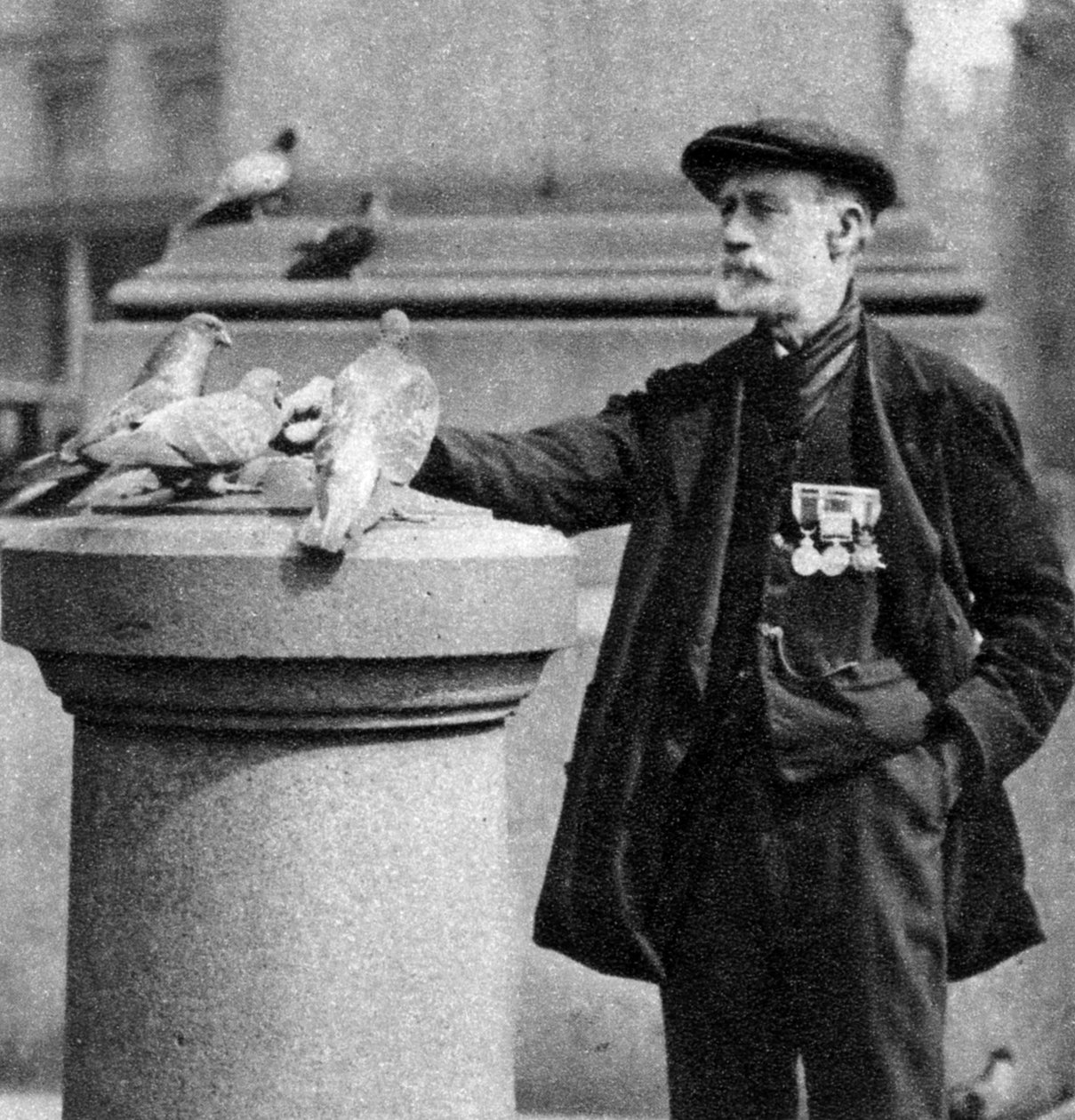Bazı güvercinleri olan yaşlı bir asker, Trafalgar Meydanı, Londra, 1926-1927. by McLeish