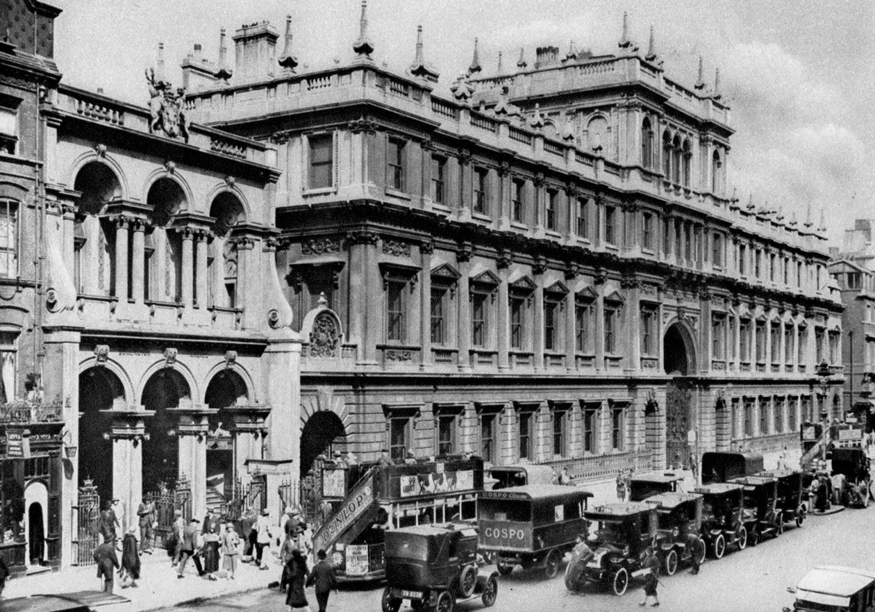 Burlington Arcade girişi ve Kraliyet Akademisi evi, Piccadilly, 1926-1927. by McLeish