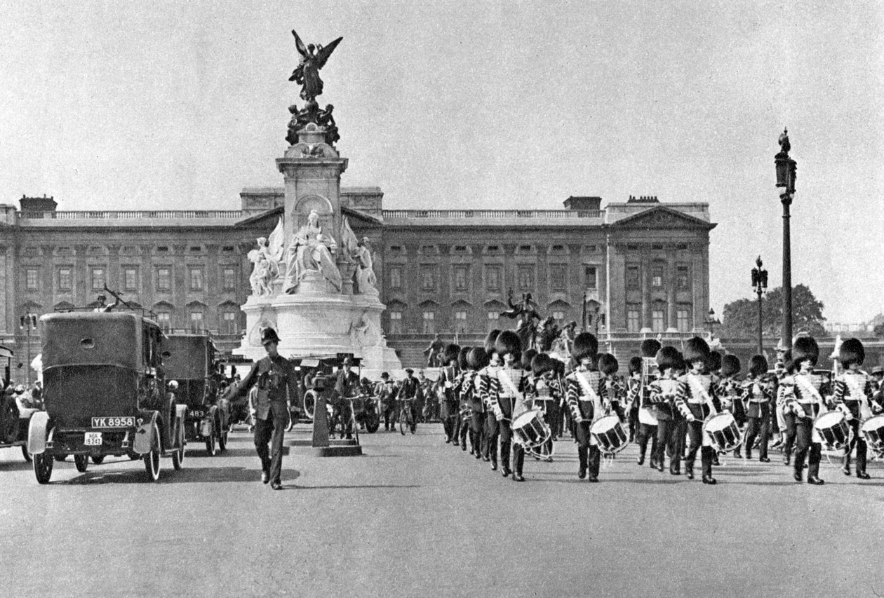 Muhafız değişimi, Buckingham Sarayı, Londra, 1926-1927 by McLeish