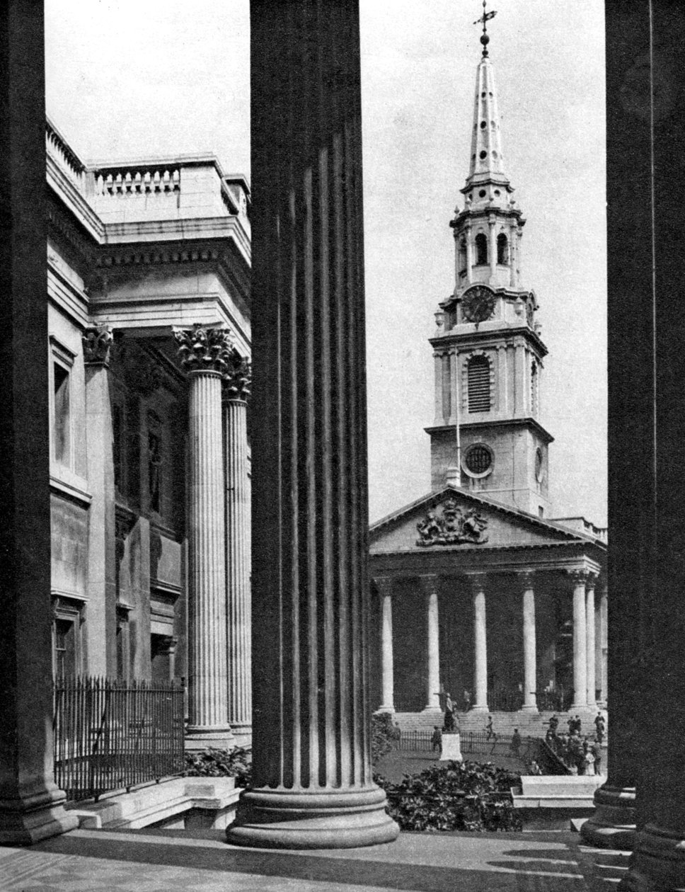 Ulusal Galeri sütunları arasında görülen St Martin-in-the-Fields, Londra, 1926-1927. by McLeish