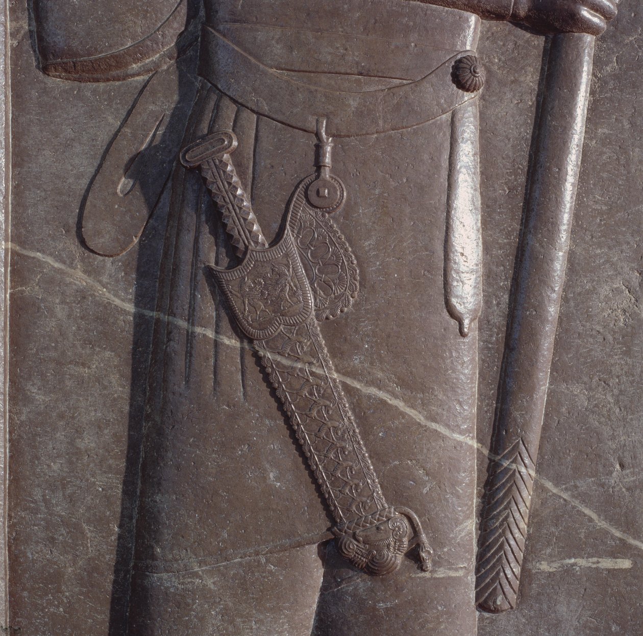 Xerxes'in silah taşıyıcısının kılıcının oyulması, Persepolis'teki Seyirci Salonunda kabartma (bronz) by Median School