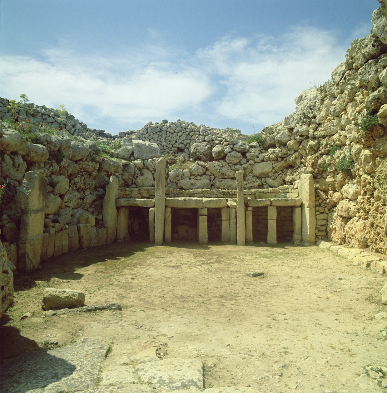 Megalitik tapınak alanı, yaklaşık 30000-c.25000 M.Ö. by Megalithic