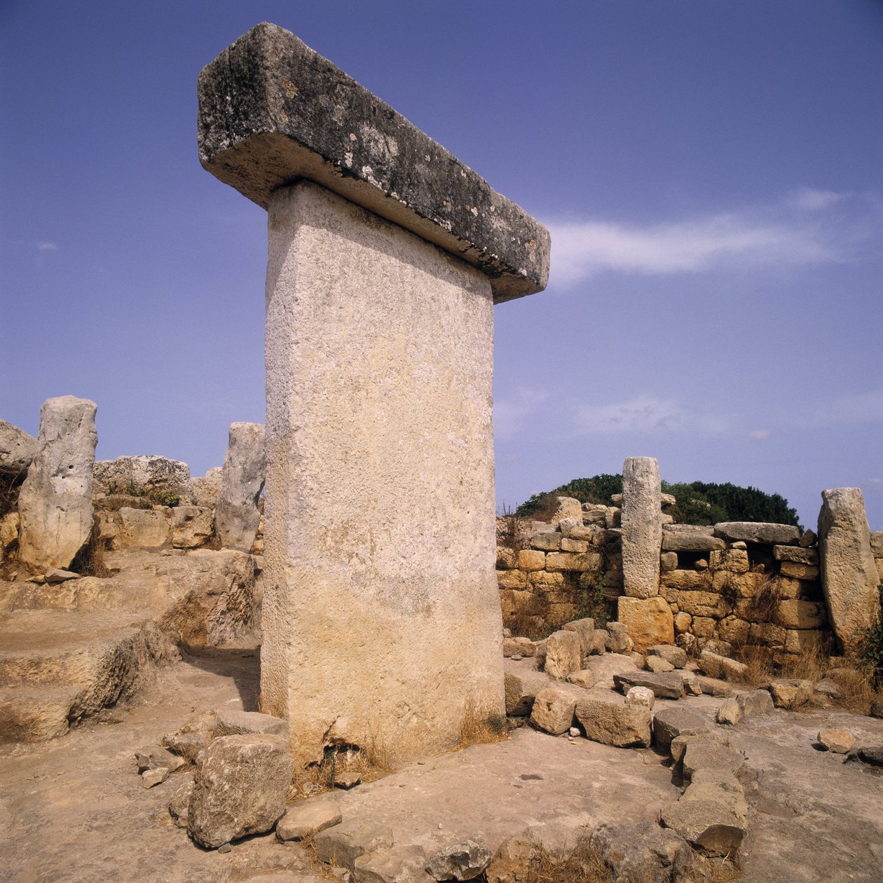 Taula arkeolojik sit alanında, Menorca, İspanya by Megalithic Megalithic