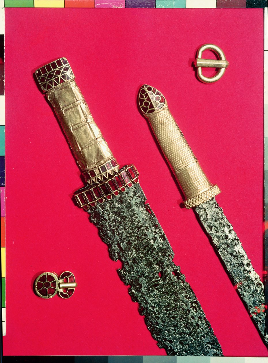 Pouan Hazinesinden süslü kabzaları ve iki kemer tokalı iki kılıç (altın, demir ve garnet) by Merovingian