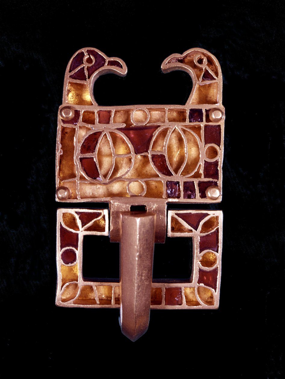 6. yüzyıldan kalma kuş başlarıyla süslenmiş mücevher (Fransa).Musée de Saint-Germain en Laye by Merovingian Merovingian