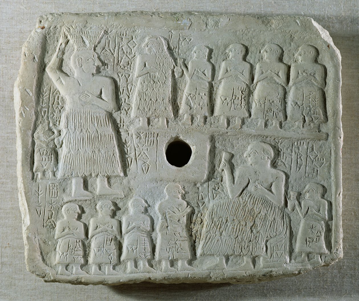 Telloh, antik Girsu, Erken Hanedan Dönemi, MÖ 2550-2500 dolaylarında (kireçtaşı) Lagaş Prensi Ur-Nanshe ve ailesi tarafından dini bir yapının inşası için hatıra kabartması by Mesopotamian