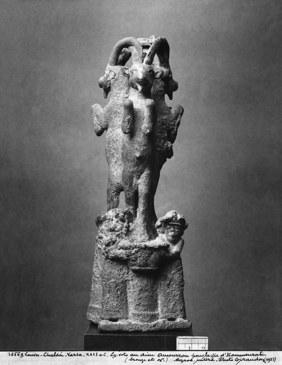 Üç dağ keçisinden oluşan kupa sehpası, önden görünüm, MÖ 1750 dolayları (bronz ve altın) (ayrıca bkz. 286954) by Mesopotamian