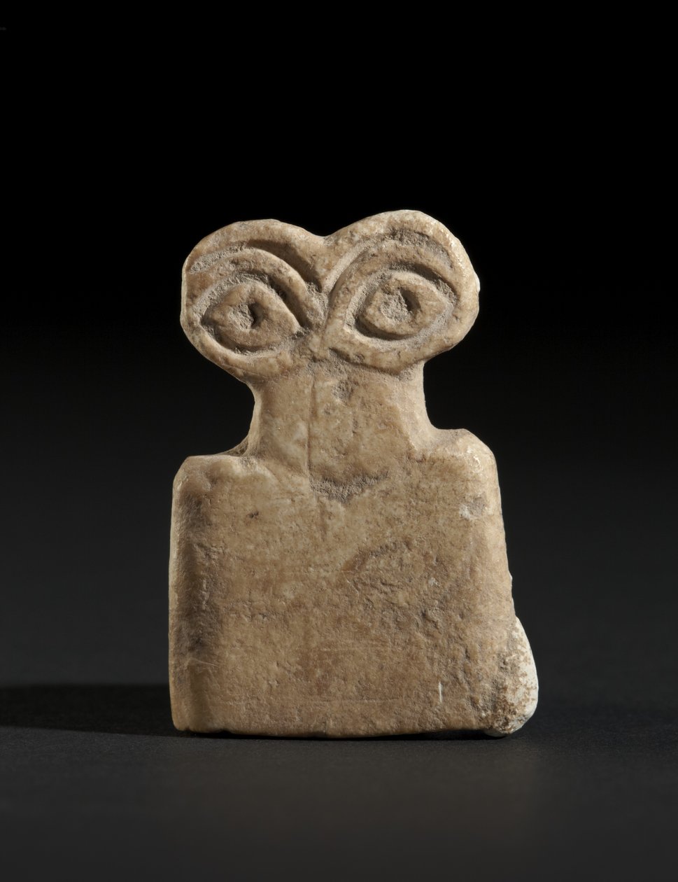 Göz idolü muska, yaklaşık MÖ 3500 (alçıtaşı) by Mesopotamian
