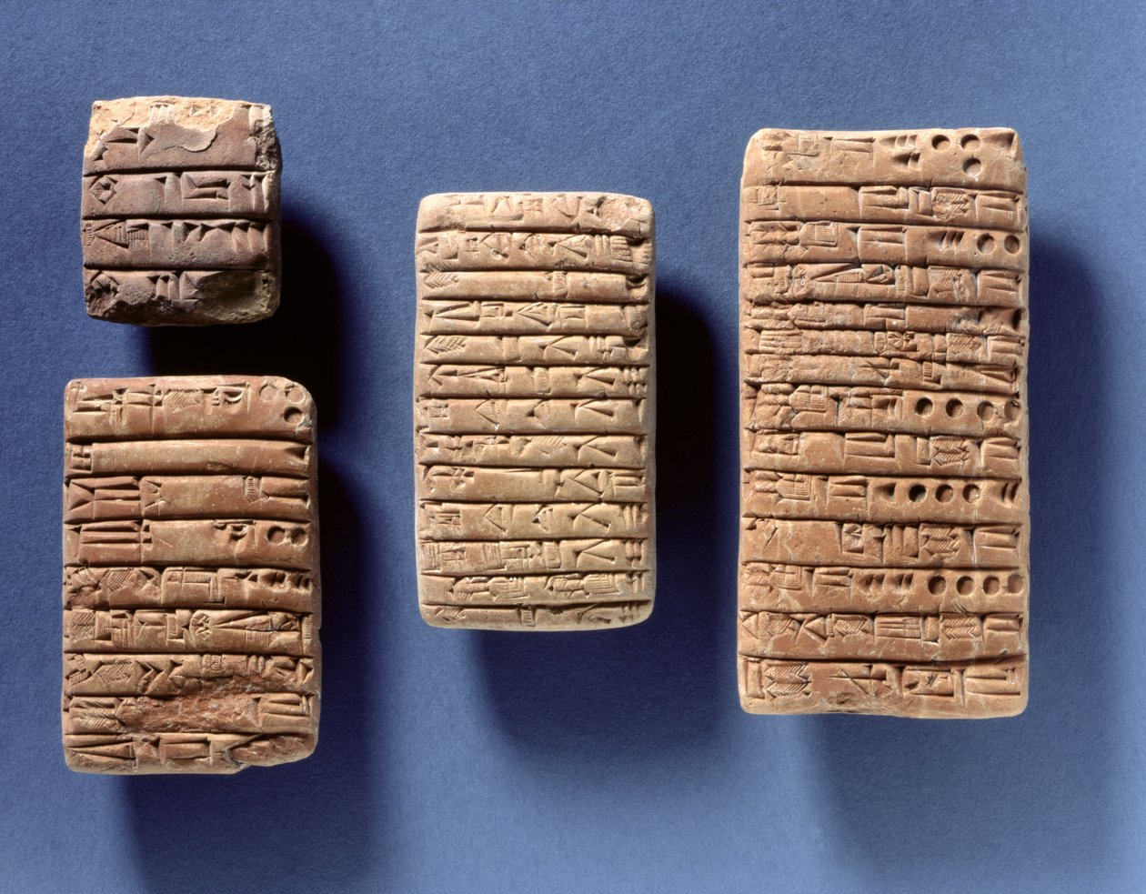Sözleşmeleri kaydeden dört tablet, Akadca, MÖ 2400-2200 dolayları (pişmiş kil) by Mesopotamian