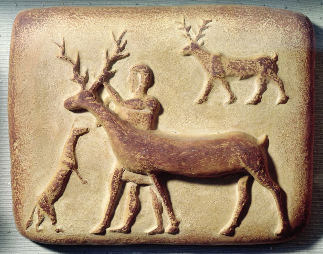 Mari, Orta Fırat'tan geyikli bir adamı tasvir eden boyalı kabartma by Mesopotamian
