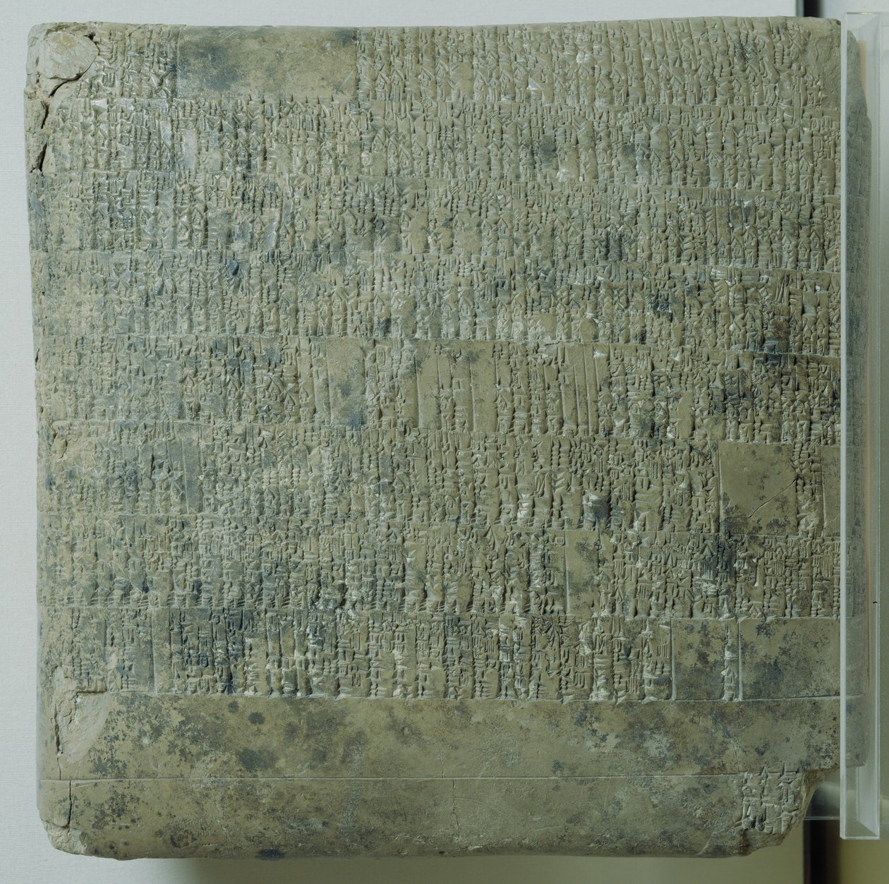 Tarım kayıtlarını listeleyen çivi yazılı tablet, c.2040 by Mesopotamian