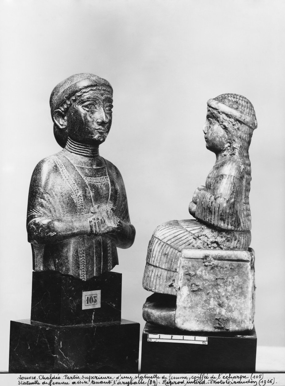 Şallı kadın, aryballos tutan kadın, profil görünümü, Neo-Sümer, Telloh, antik Girsu, yaklaşık MÖ 2150 (klorit) (ayrıca bkz. 286959, 286961) by Mesopotamian
