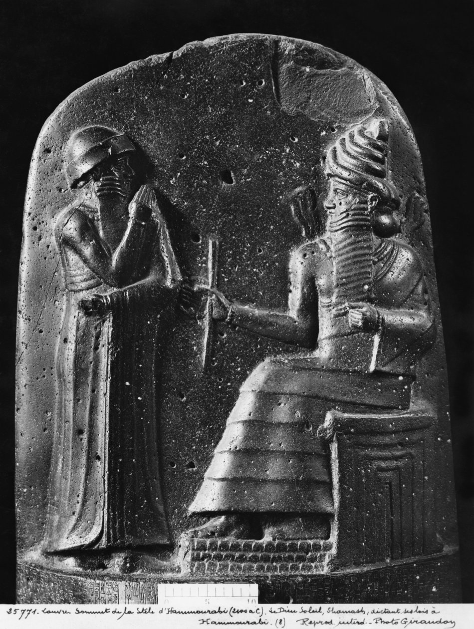 Hammurabi Kanunları, stelin tepesinde, yasalarını Babil Kralı Hammurabi