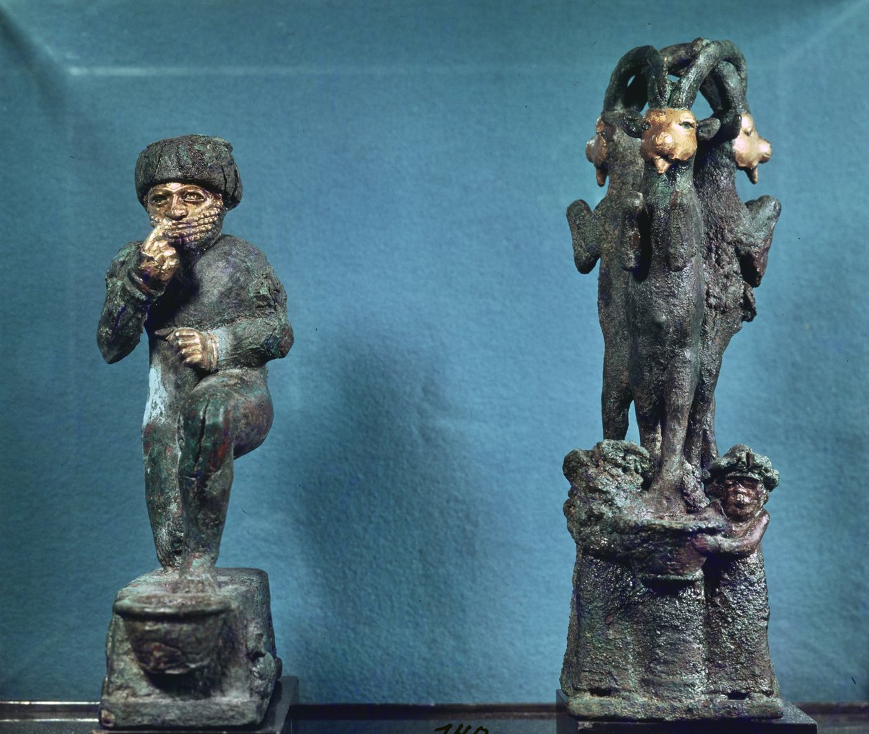 Hammurabi kutsal bir ağacın ve üç keçiden oluşan kutsal ağacın önünde dua ediyor, Larsa, Güney Mezopotamya, MÖ 1750 dolayları (bronz ve altın) by Mesopotamian