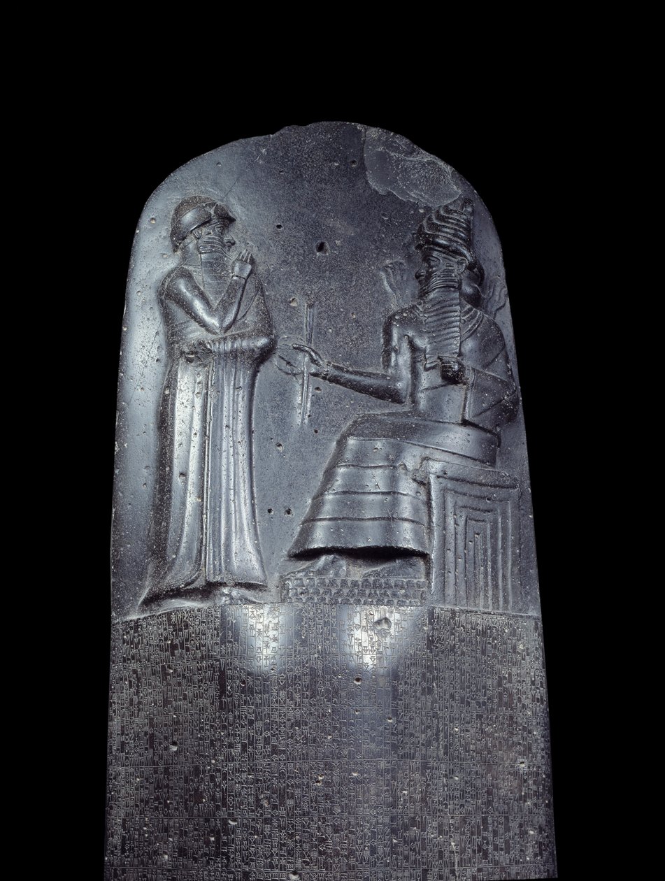 Mezopotamya: Hammurabi (veya Hammourabi) Kanunları Kanunundaki diyoritte stel. Çivi yazılı yazıtlarla kaplıdır ve tepesinde Kral Hammurabi, Mezopotamya