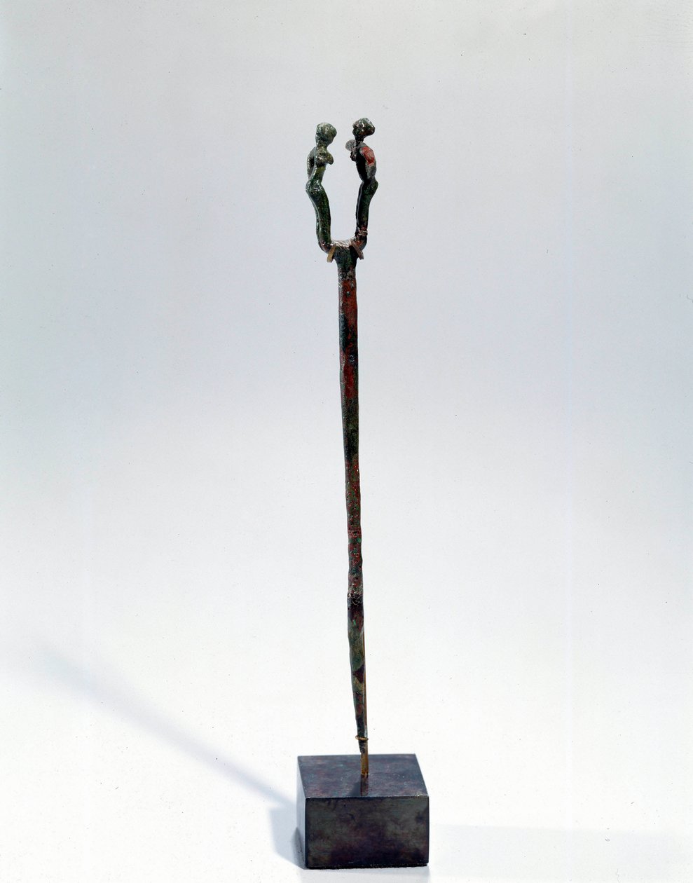 Oryantal Sanat: iki karakterden oluşan bir baş dekoru sabitleyin. Bronz nesne, Yaklaşık MÖ 3300 - 3200 (Urik dönemi, Mezopotamya). Tello