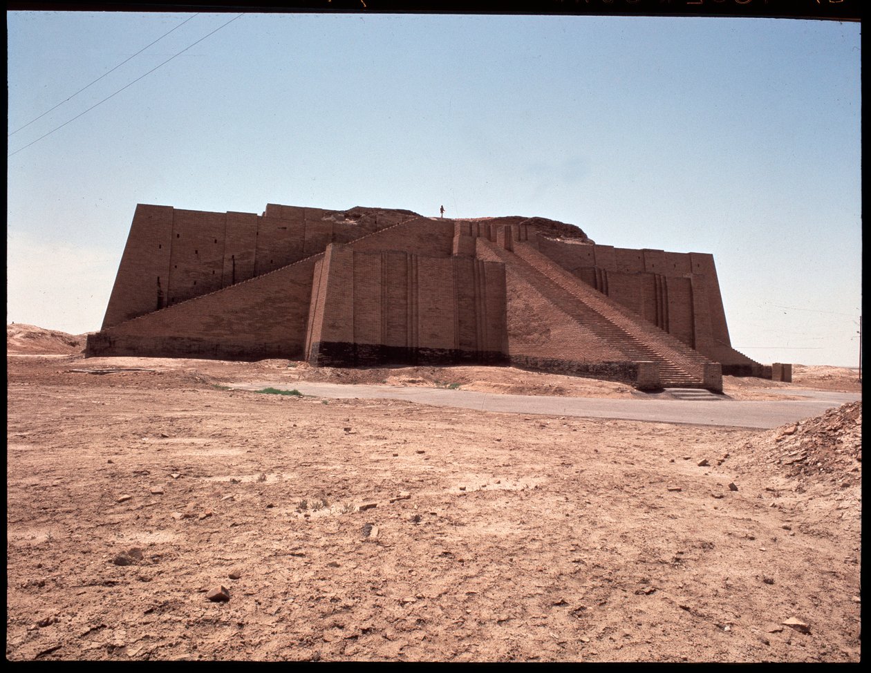 Yeniden inşa edilmiş zigguratın görünümü, MÖ 2050 by Mesopotamian Mesopotamian