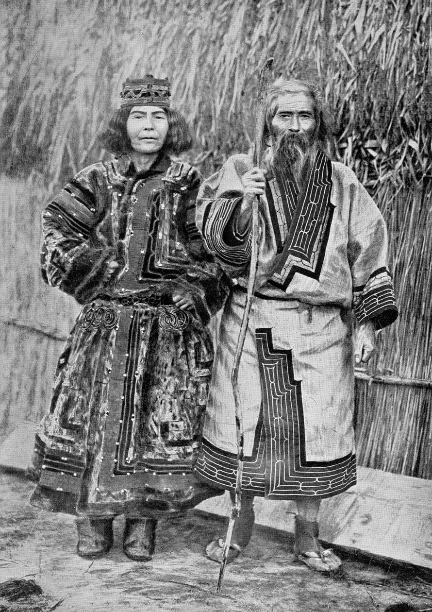Kamış sazdan bir kulübenin geleneksel Ainu evinin dışındaki Ainu Çifti, 19. yüzyılın sonlarında (bw fotoğraf) by Messrs. Kajima and Suwo