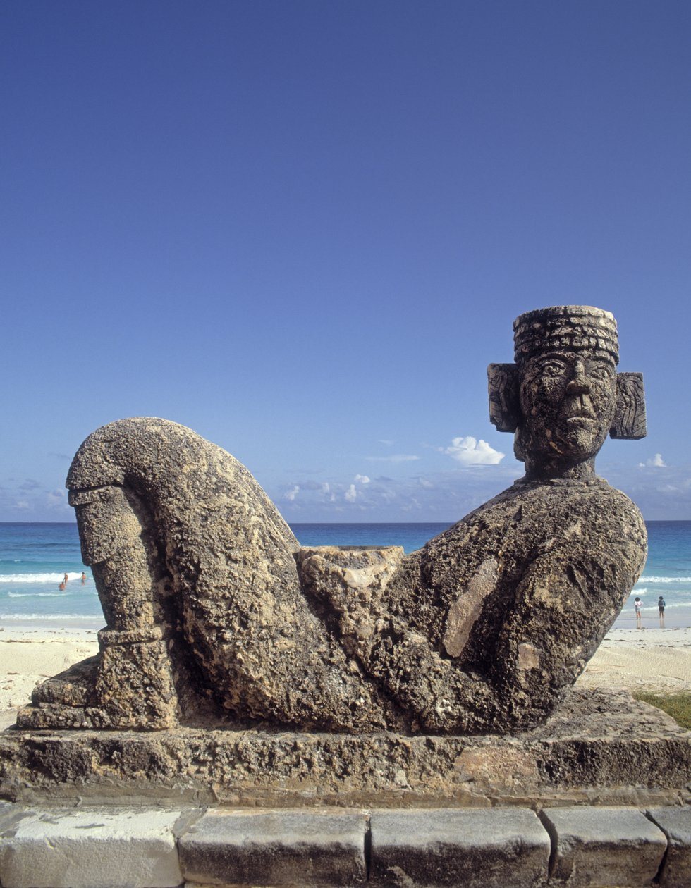 Chichen-Itza, Yucatan, c.987-1185 M.Ö. (kireçtaşı) Chac-Mool heykelinin bir kopyası by Mexican School