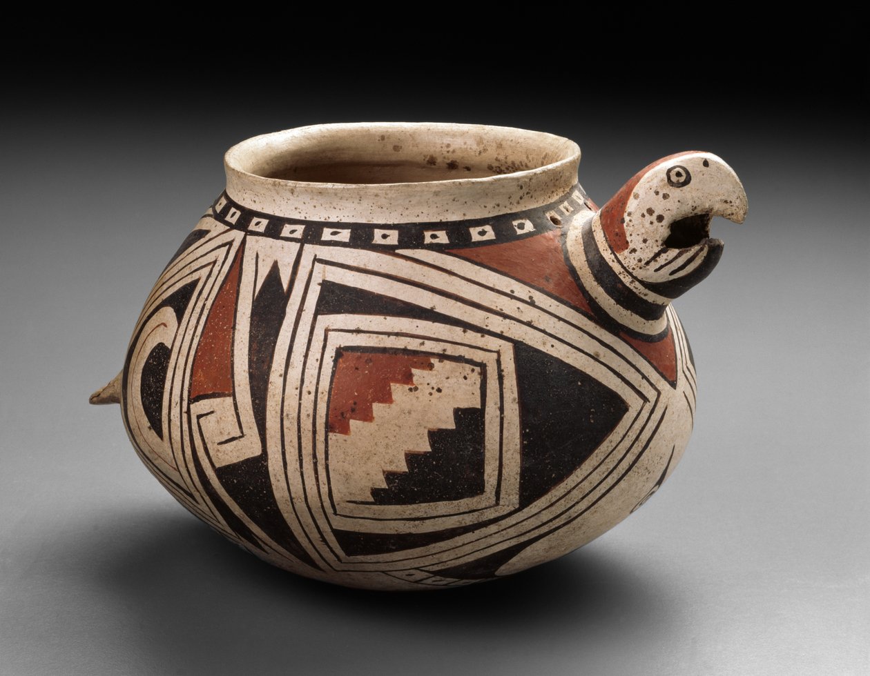 Mogollon Amerika papağanı kasesi, Tardio Dönemi, 1300-50 (çok renkli astar boyalı toprak kap) by Mexican School