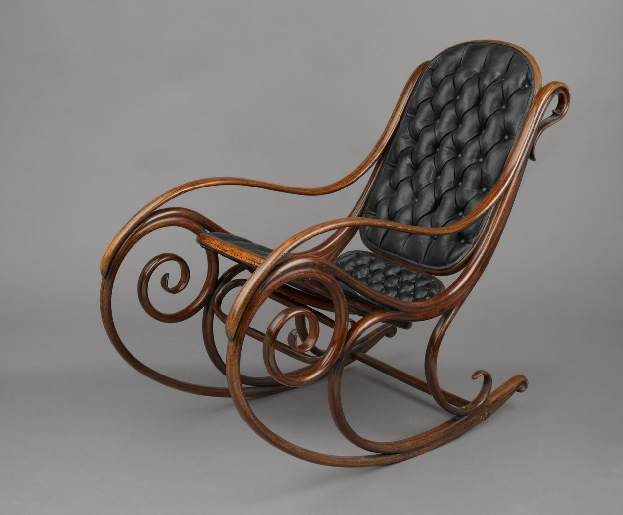 Sallanan Sandalye, Model #1, c.1860 tasarımı, c.1900 üretimi (bakır kayın ağacı ve deri) by Michael Thonet